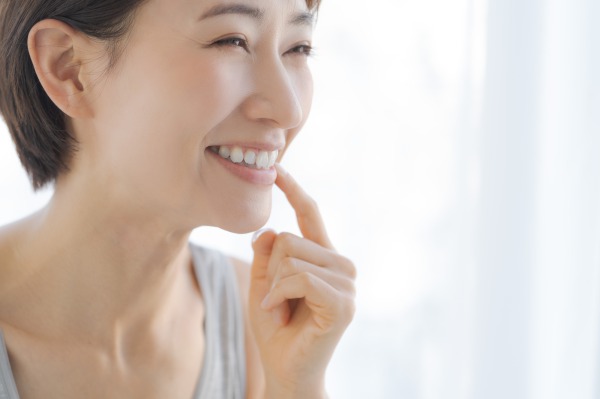きれいな歯並びの女性|姿勢と噛み合わせや歯並びの意外な関係