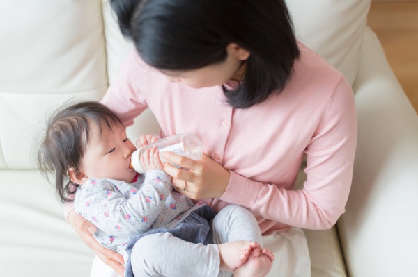 ミルクを飲む赤ちゃん｜子どもの歯並びは、妊娠中〜乳幼児期の姿勢がカギ｜歯科医師会田の噛み合わせメディア-カムシル