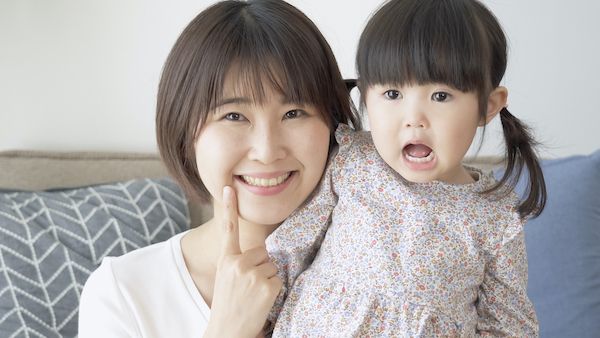 口腔機能発達トレーニングをする親子の画像｜口腔機能発達不全症とは？徹底解説！｜歯科医師会田の噛み合わせメディア-カムシル