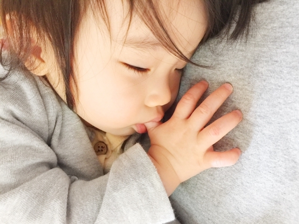 指しゃぶりをする乳児の画像｜口腔機能発達不全症とは？徹底解説！｜歯科医師会田の噛み合わせメディア-カムシル
