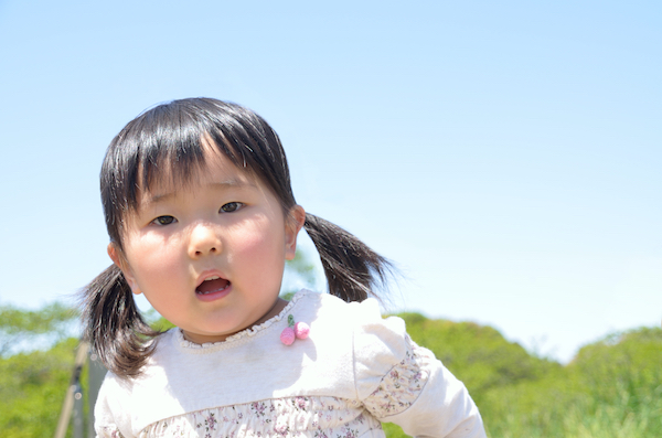 口を開けている女児の画像｜子どもの口が弱っている！？親子でできるお口のトレーニング｜歯科医師会田の噛み合わせメディア-カムシル