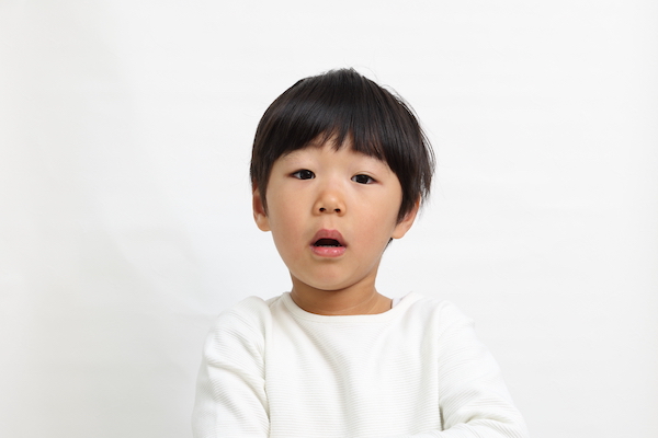 口を開けている子どもの画像｜子どもの口が弱っている！？親子でできるお口のトレーニング｜歯科医師会田の噛み合わせメディア-カムシル