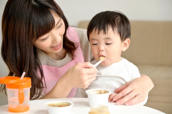 離乳食を食べさせる母親と子どもの画像｜口腔機能発達不全症とは？徹底解説！｜歯科医師会田の噛み合わせメディア-カムシル