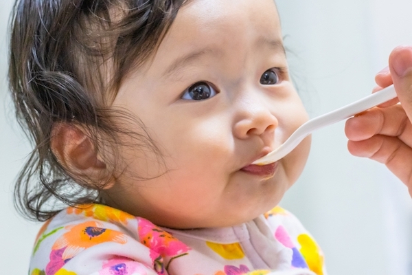 離乳食を食べる子どもの画像｜口腔機能発達不全症とは？徹底解説！｜歯科医師会田の噛み合わせメディア-カムシル