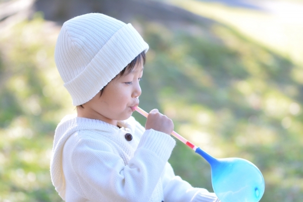 風船を膨らませる子どもの画像｜子どもの口が弱っている！？親子でできるお口のトレーニング｜歯科医師会田の噛み合わせメディア-カムシル