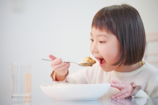 食べ物を食べる子どもの画像｜口腔機能発達不全症とは？徹底解説！｜歯科医師会田の噛み合わせメディア-カムシル