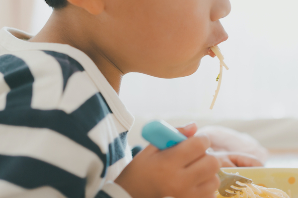 食事を摂る子どもの画像｜子どもの口が弱っている！？親子でできるお口のトレーニング｜歯科医師会田の噛み合わせメディア-カムシル