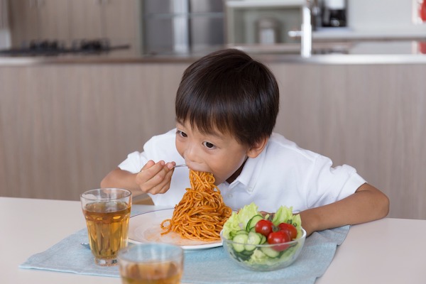 食事を頬張る子どもの画像｜子どもの口が弱っている！？親子でできるお口のトレーニング｜歯科医師会田の噛み合わせメディア-カムシル